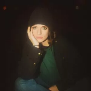ws-Sara Kays lança novo single Watching TV - Aconteceu no mundo da músicca - Rádio Social Plus Brasil