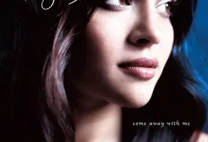A trajetória incrível de Norah Jones: do jazz intimista ao estrelato mundial