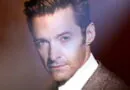 A trajetória incrível de Hugh Jackman: Do teatro musical ao estrelato em Hollywood